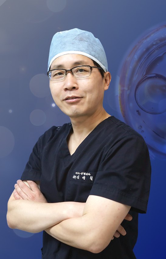 김영철 청담점 대표원장 — 수술모자·남색 수술복, 팔짱 낀 상반신